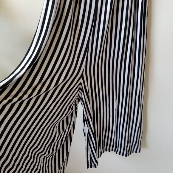 Torrid 1X black and white striper jumper NWT - Picture 8 of 11